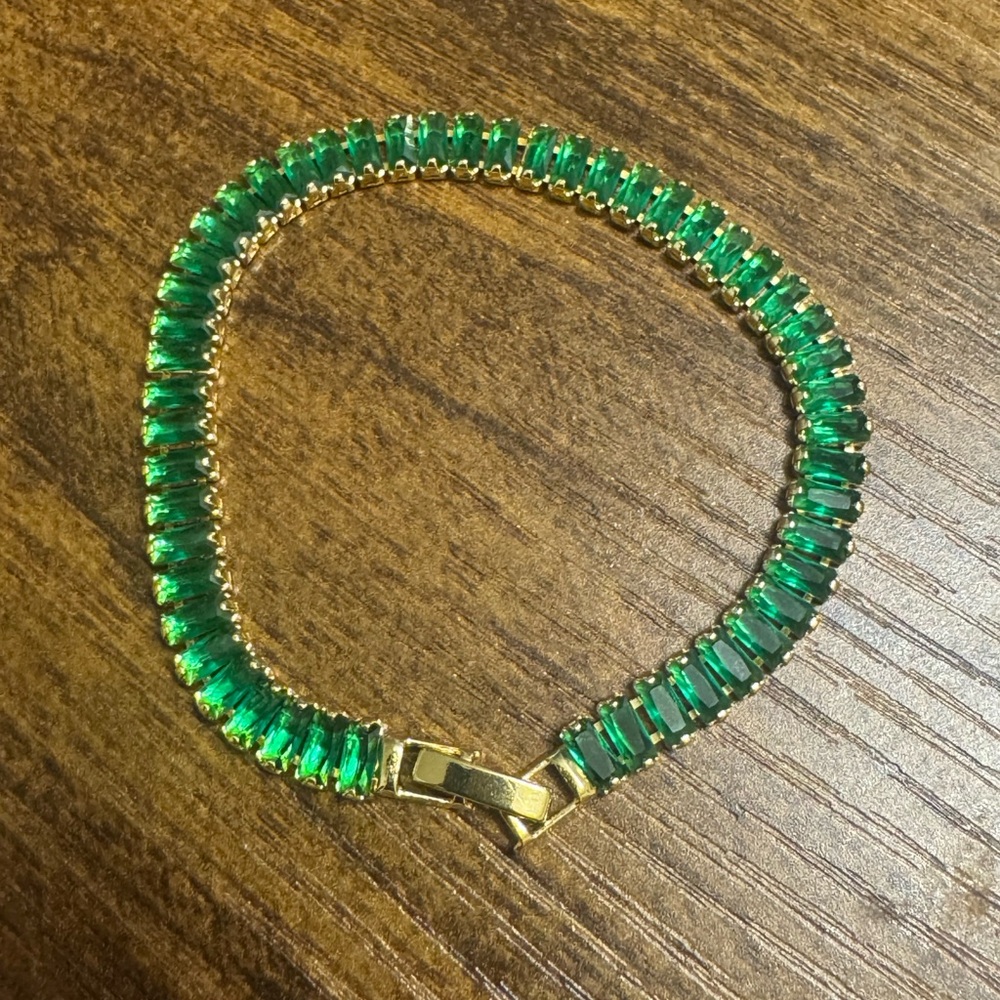 Elegant Green and Gold Bracelet - Picture 4 of 5